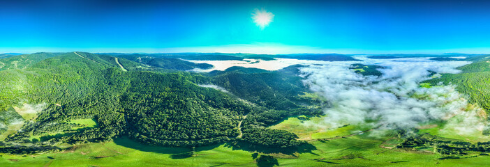 Lot nad Jastrzębikiem w mglisty poranek latem. Piękny, letni krajobraz.