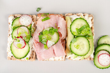 Rye crisp bread with cucumber, avocado, ham