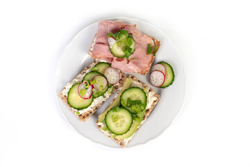 Rye crisp bread with cucumber, avocado, ham