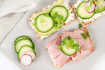 Rye crisp bread with cucumber, avocado, ham