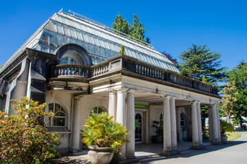 christchurch New Zealand 11th Dec 2023: Cuningham House (originally called Winter Gardens) was built in 1923 in Botanic Gardens. 
It is a large, stately structure of architectural importance - obrazy, fototapety, plakaty