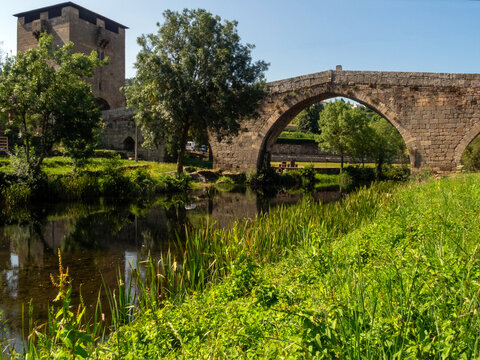 View of the Gothic bridge (15th century), in the town of Ucanha. Protected by a tower at its entrance. Portugal