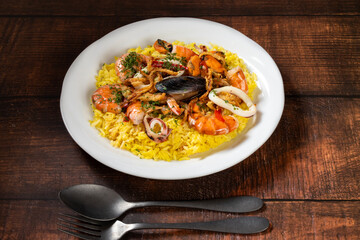 古いテーブルとパエリア