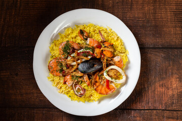 古いテーブルとパエリア