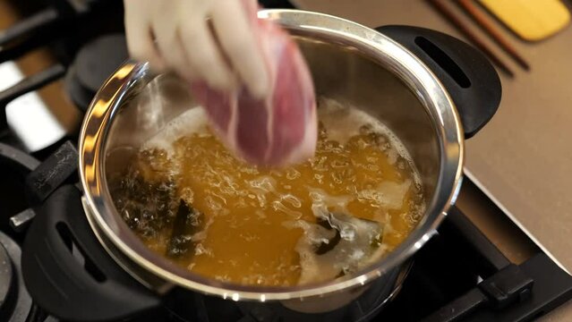 멸치육수에 고기를 넣고 팽이벗서과 양파를 넣고 완성한 저염식 다이어트 요리 