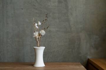 陶器の花瓶に入れたドライフラワー