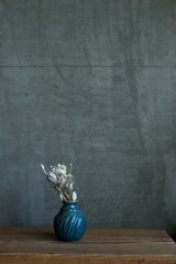 陶器の花瓶に入れたドライフラワー