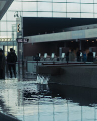 사람들이 많은 거리 사이 분수대의 모습