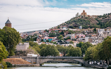 View on the Metekhi church dome, the Mtkvari river, Kala - Tbilisi Old town and the Tabor monastery in Georgia - obrazy, fototapety, plakaty