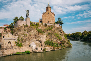 View on the Metekhi church, the statue of King Vakhtang Gorgasali and the Mtkvari river in Tbilisi old town, in Georgia - obrazy, fototapety, plakaty