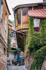 View of an narrow street of Kldisubani, a neighborhood of old town Tbilisi, Georgia - obrazy, fototapety, plakaty