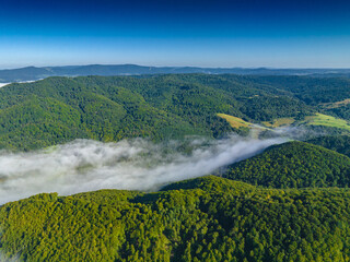 Lot nad Leluchowem rano z mgłami latem. Krajobraz letni. © rogozinski
