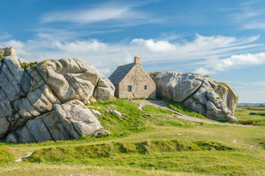 la maison des douaniers de Meneham en Bretagne, d&eacute;partement du finistere sur la c&ocirc;te des l&eacute;gendes