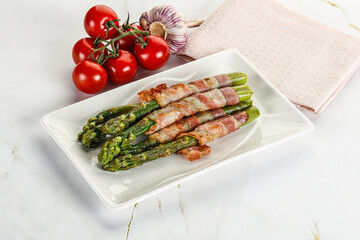 Grilled asparagus with bacon