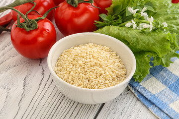 Raw sesame seeds in the bowl