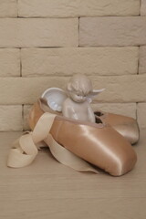 トウシューズに入った陶器の天使