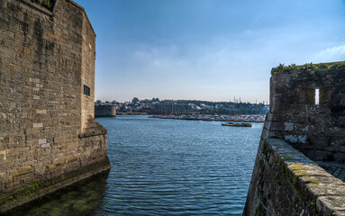 Fototapeta premium Vue du port de Concarneau depuis les remparts de la Ville Close, Finistère, France