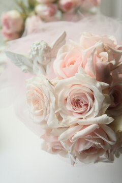 淡いピンクの薔薇と天使ロマンティック