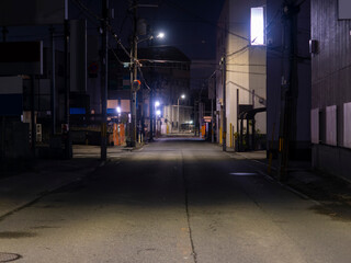 町工場が建ち並ぶ深夜の通りの風景
