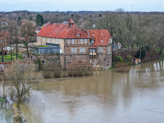Fototapeta na wymiar Luftbild vom Hochwasser der Weser mit dem Schloß in Petershagen, Nordrhein-Westfalen, Deutschland