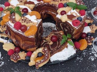 Der Marmorkuchen mit Obst und Glücksbringerplätzchen