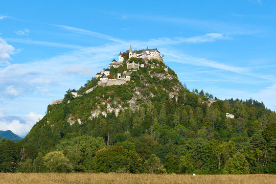 Burg Hochosterwitz in K&auml;rnten am Abend im Herbst