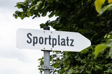 Wegweiser zum Sportplatz