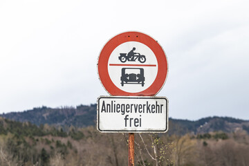 Verkehrszeichen verbietet Durchfahrt mit Ausnahme der Anlieger