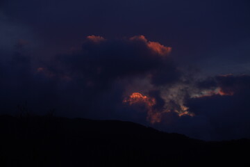 tramonto nuvoloso con cielo colorato e magico di inverno, alberi secchi, Torriglia, liguria