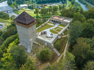 Zamek Baszta w Muszynie po renowacji jesienią. Widok na wieżę. © rogozinski