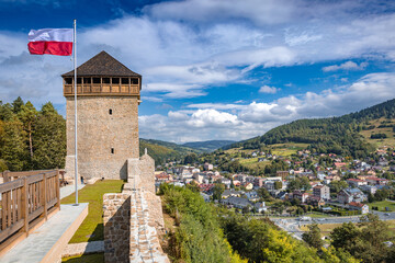 Zamek Baszta w Muszynie po renowacji jesienią. Widok z murów. © rogozinski