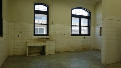 古いレンガ造りの刑務所