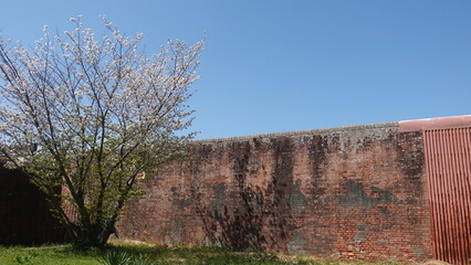 古いレンガ造りの刑務所