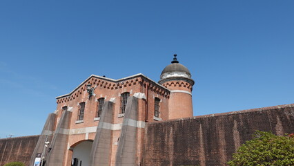 Fototapeta premium 古いレンガ造りの刑務所