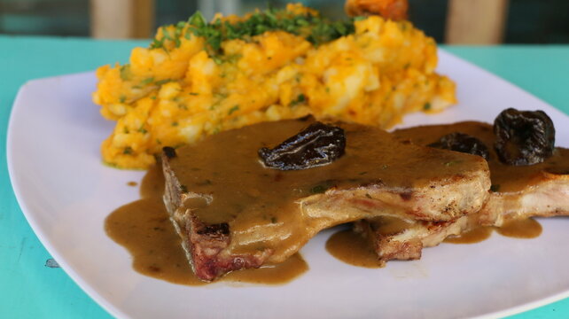Carr&eacute; de cerdo con pur&eacute; de papa, batata y zapallo, Pork rack with mashed potatoes, sweet potato and pumpkin