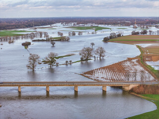 Luftbild vom Hochwasser der Weser mit der Weserbrücke in Petershagen, Nordrhein-Westfalen, Deutschland