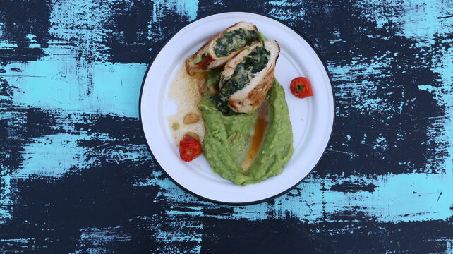 Pollo relleno con espinaca y pure de arbejas cremoso