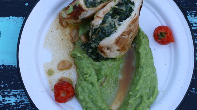 Pollo relleno con espinaca y pure de arbejas cremoso