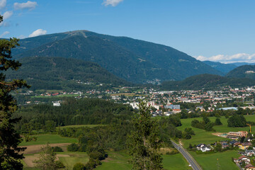 Fototapeta na wymiar Blick vom Dobratsch auf Villach in Kärnten in Österreich 