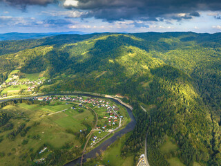 Lot nad Majdanem w Muszynie wczesną jesienią. Krajobrazy jesienne. © rogozinski