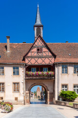 Fachwerkensemble mit dem historischen Tour de l'Ecole in Rosheim. Departement Bas-Rhin in der...