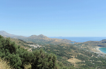Fototapeta na wymiar Les villages de Myrthios et de Plakias, et le mont Asiderotas, vus depuis Sellia près de Spili en Crète