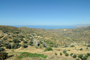 Fototapeta na wymiar La côte Saint-Paul vue de la route vers Agios Pavlos près de Mélampès en Crète