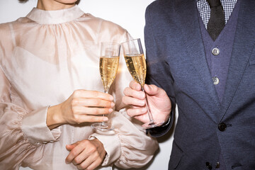 シャンパングラスを持つ手元