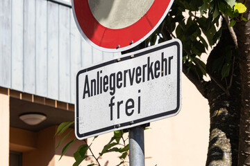 Verkehrszeichen verbietet die Einfahrt mit Ausnahme der Anlieger - obrazy, fototapety, plakaty