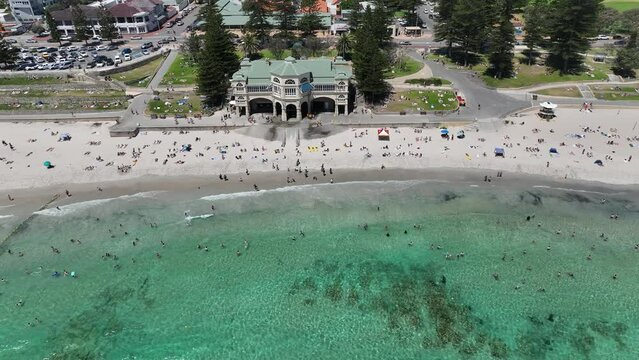 cottesloe beach perth teahouse busy beach white sand