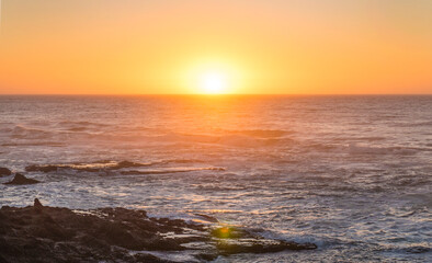 Obraz premium Beautiful sunset in the Pacific Ocean with soft warm light and good summer vibes