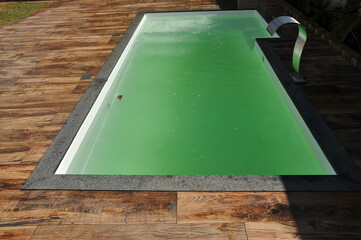 água verde suja de piscina 