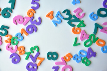 numeros de eva coloridos em fundo branco 