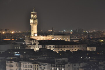 Fototapeta na wymiar Vista nocturna del palacio Vecchio de Florencia